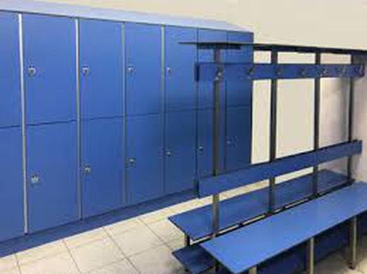 Taquillas y bancos de vestuario.