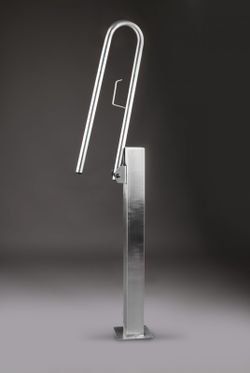 Barra inox abatible c/port de columna 70cm satinada