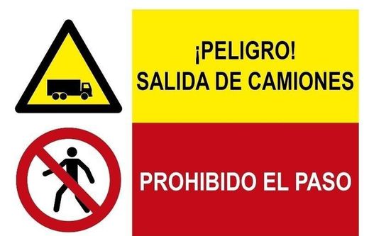 Señal combinada peligro salida de camiones y prohibido el paso